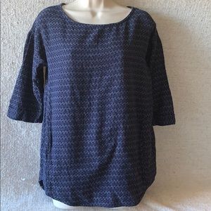 Navy tunic w/pockets. Size XS.